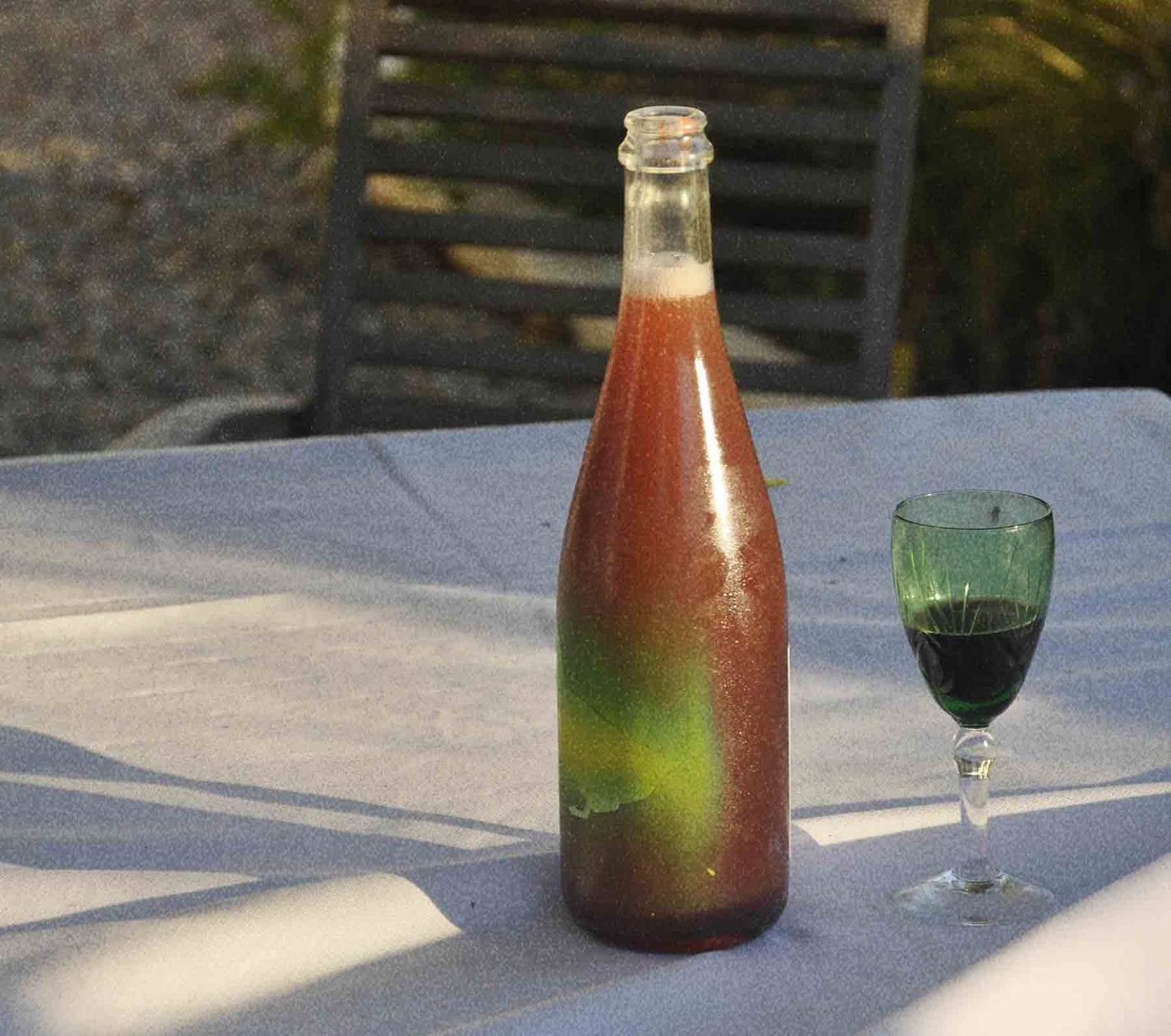 BAGO Wines Sobre nosotros Botella de vino natural y copa